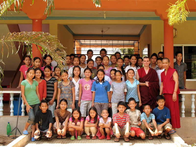 Lama Rinchen con un grupo de estudiantes en Pema T´sal (Nepal, 2009)