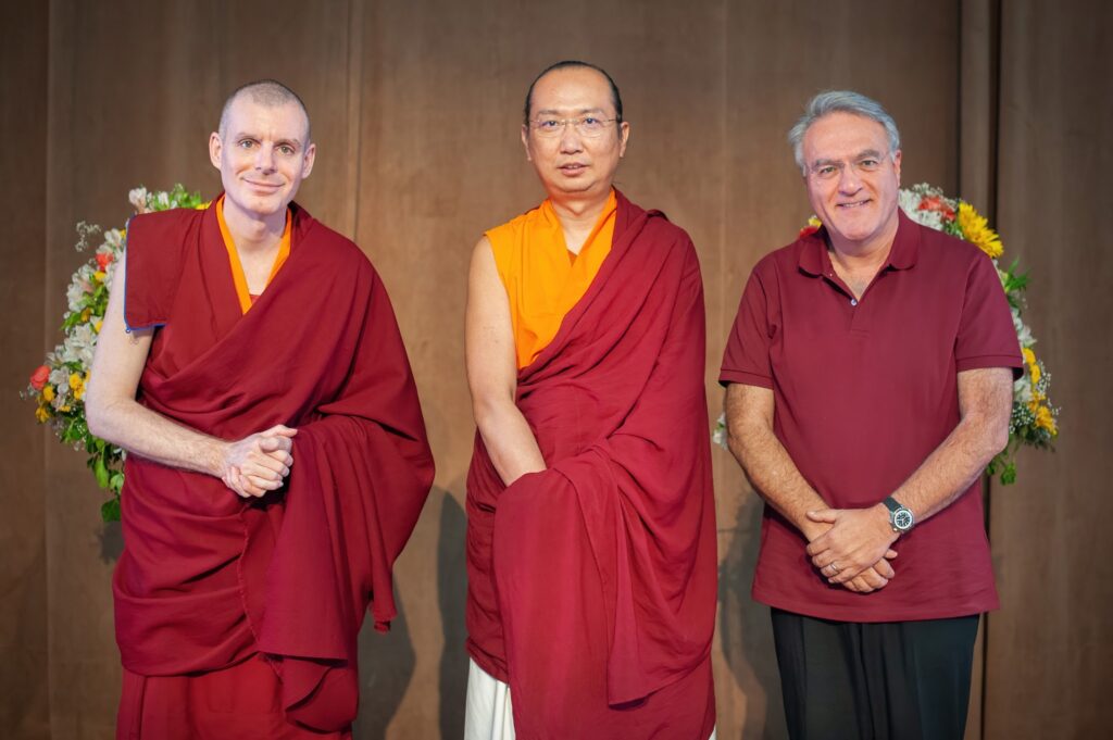 Khenpo Rinchen, SS Ratna Vajra y el Director de Casa Tíbet en Mex