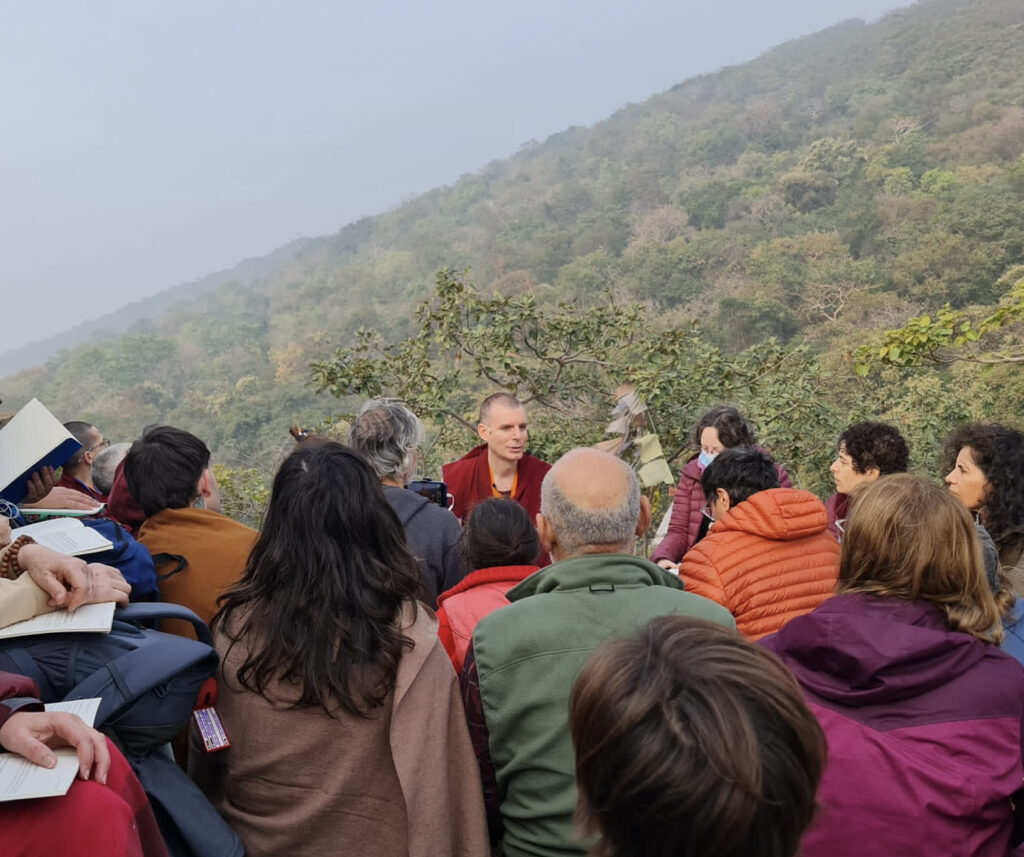 Khenpo Rinchen en el Pico del Buitre junto a estudiantes